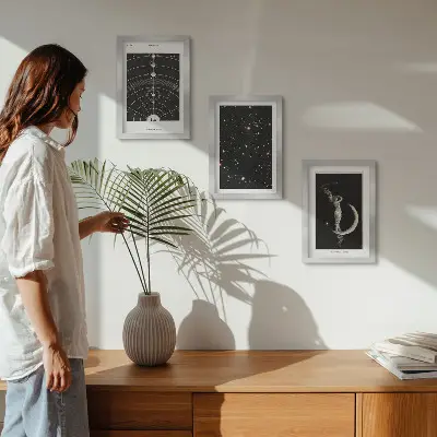 Conjunto de 3 quadros decorativos com tema de sistema solar, galáxia e figura noturna na lua