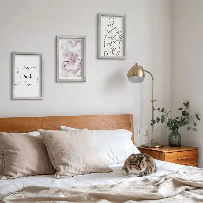 Conjunto de 3 quadros decorativos com design minimalista de flores e família
