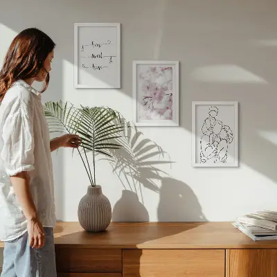Conjunto de 3 quadros decorativos com design minimalista de flores e família