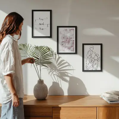 Conjunto de 3 quadros decorativos com design minimalista de flores e família