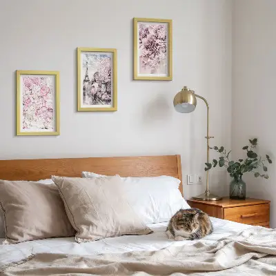 Conjunto de quadros com imagens flores em tons de rosa com paisagem romântica