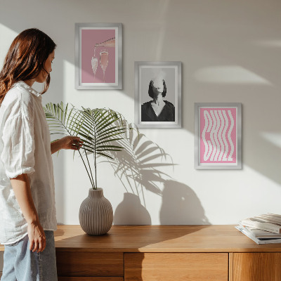 Conjunto de 3 quadros decorativos Retrato elegante de uma mulher relaxando em uma taça de champanhe.