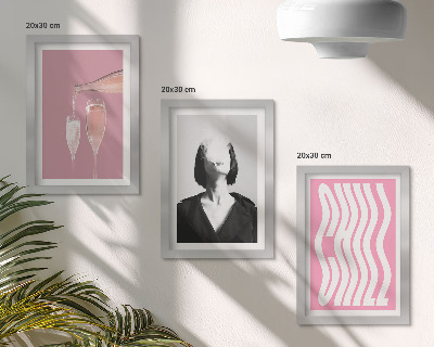 Conjunto de 3 quadros decorativos Retrato elegante de uma mulher relaxando em uma taça de champanhe.