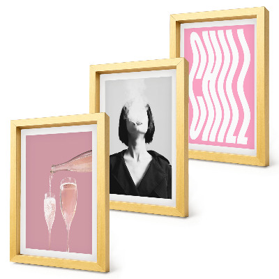 Conjunto de 3 quadros decorativos Retrato elegante de uma mulher relaxando em uma taça de champanhe.