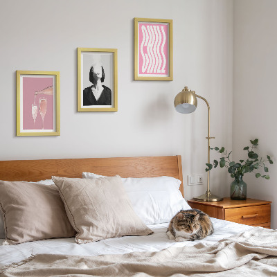 Conjunto de 3 quadros decorativos Retrato elegante de uma mulher relaxando em uma taça de champanhe.