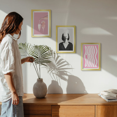 Conjunto de 3 quadros decorativos Retrato elegante de uma mulher relaxando em uma taça de champanhe.