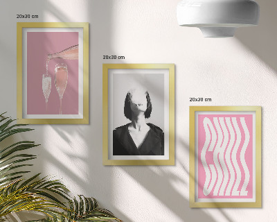 Conjunto de 3 quadros decorativos Retrato elegante de uma mulher relaxando em uma taça de champanhe.