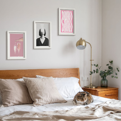 Conjunto de 3 quadros decorativos Retrato elegante de uma mulher relaxando em uma taça de champanhe.