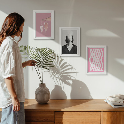 Conjunto de 3 quadros decorativos Retrato elegante de uma mulher relaxando em uma taça de champanhe.
