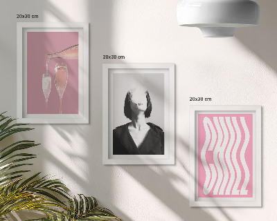 Conjunto de 3 quadros decorativos Retrato elegante de uma mulher relaxando em uma taça de champanhe.