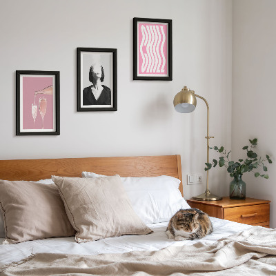 Conjunto de 3 quadros decorativos Retrato elegante de uma mulher relaxando em uma taça de champanhe.