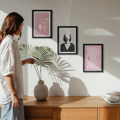 Conjunto de 3 quadros decorativos Retrato elegante de uma mulher relaxando em uma taça de champanhe.