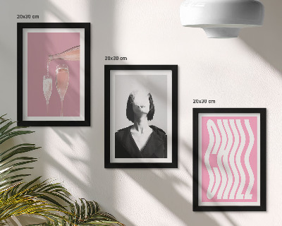 Conjunto de 3 quadros decorativos Retrato elegante de uma mulher relaxando em uma taça de champanhe.