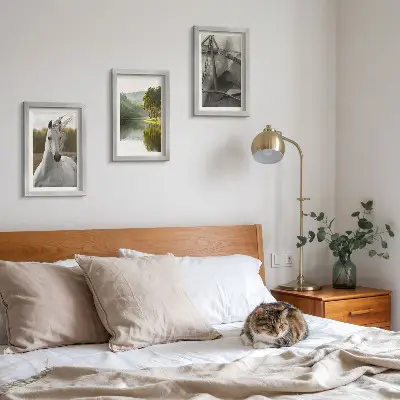 Conjunto de 3 quadros decorativos com paisagem natural de cavalos brancos à beira do rio
