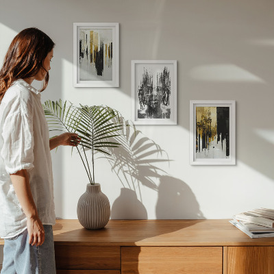 Tríptico com moldura Contrastando abstrações com retratos e arquitetura.