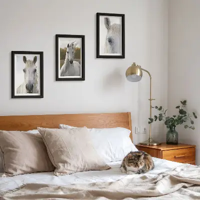 Conjunto de 3 quadros decorativos com cavalos brancos em diversas poses em fundo natural