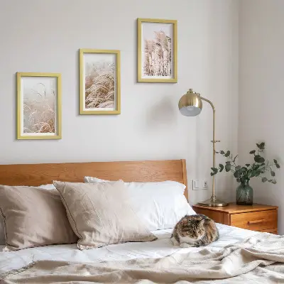 Conjunto de 3 quadros decorativos com campos de grama em delicados tons de marrom e bege