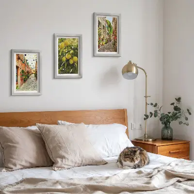Conjunto de 3 quadros decorativos com estampa de ruas encantadoras adornadas por flores e limões