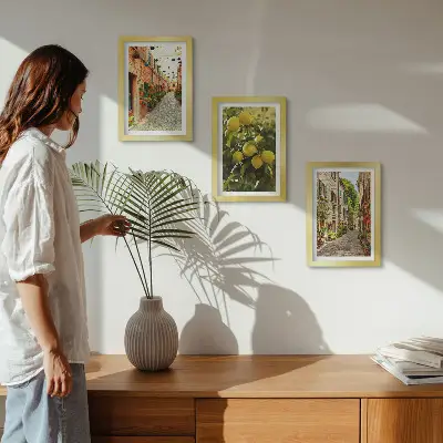 Conjunto de 3 quadros decorativos com estampa de ruas encantadoras adornadas por flores e limões