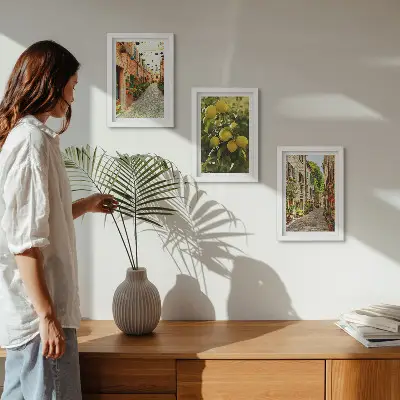 Conjunto de 3 quadros decorativos com estampa de ruas encantadoras adornadas por flores e limões