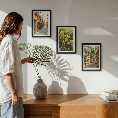 Conjunto de 3 quadros decorativos com estampa de ruas encantadoras adornadas por flores e limões