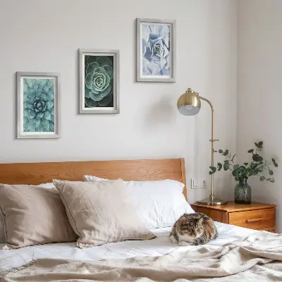 Conjunto de 3 quadros decorativos com estampas de plantas suculentas em tons de verde e turquesa
