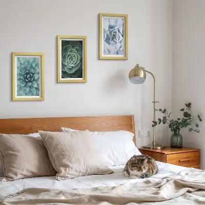 Conjunto de 3 quadros decorativos com estampas de plantas suculentas em tons de verde e turquesa