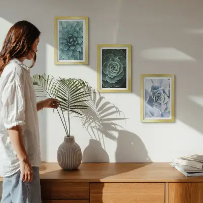 Conjunto de 3 quadros decorativos com estampas de plantas suculentas em tons de verde e turquesa
