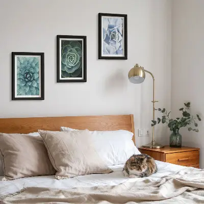 Conjunto de 3 quadros decorativos com estampas de plantas suculentas em tons de verde e turquesa