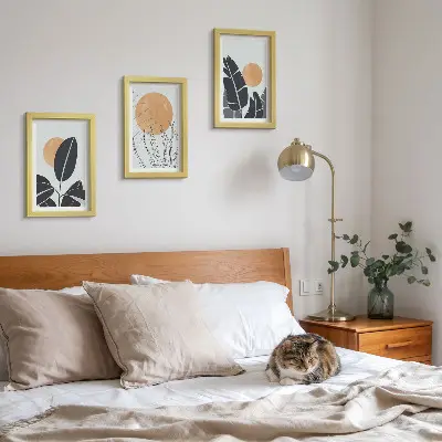 Conjunto de 3 quadros decorativos com padrões de plantas e sóis grandes em estilo minimalista