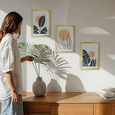 Conjunto de 3 quadros decorativos com padrões de plantas e sóis grandes em estilo minimalista