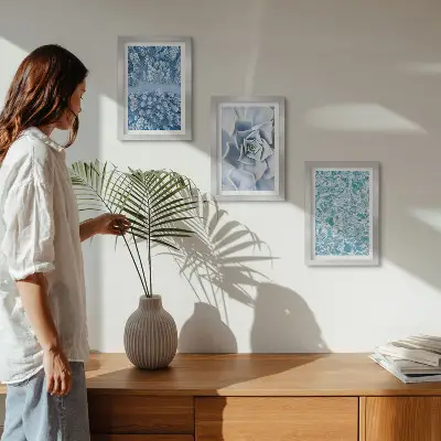 Conjunto de molduras com imagens paisagem de floresta de inverno com flores azuis e superfície da água