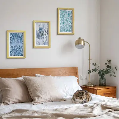 Conjunto de molduras com imagens paisagem de floresta de inverno com flores azuis e superfície da água