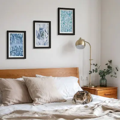 Conjunto de molduras com imagens paisagem de floresta de inverno com flores azuis e superfície da água