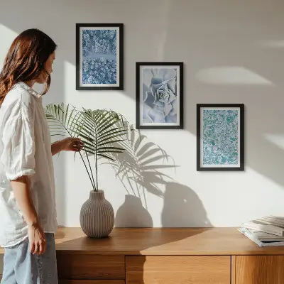 Conjunto de molduras com imagens paisagem de floresta de inverno com flores azuis e superfície da água