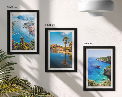 Tríptico com moldura Vista para o mar com palmeiras e água azul.
