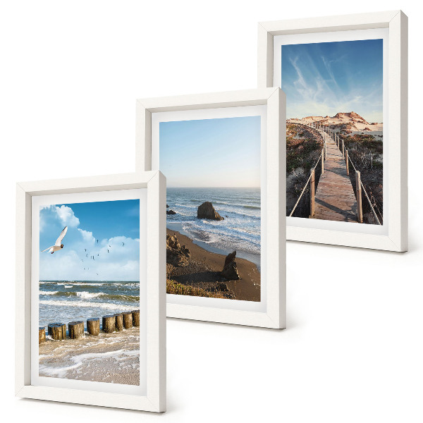 Conjunto de 3 quadros decorativos Vista da praia com ondas, céu e um píer para pedestres.