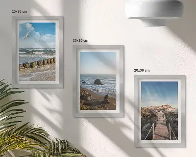 Conjunto de 3 quadros decorativos com vista da praia, ondas, céu e píer para pedestres