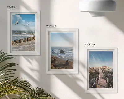 Conjunto de 3 quadros decorativos com vista da praia, ondas, céu e píer para pedestres