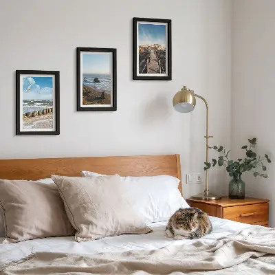 Conjunto de 3 quadros decorativos com vista da praia, ondas, céu e píer para pedestres