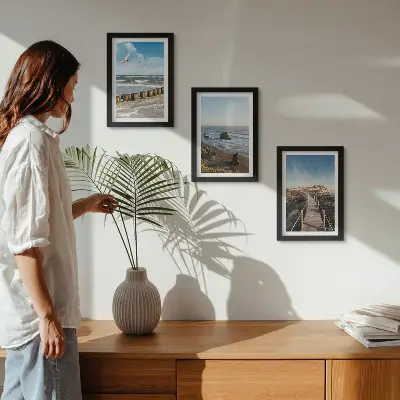 Conjunto de 3 quadros decorativos com vista da praia, ondas, céu e píer para pedestres