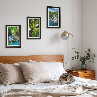 Conjunto de molduras com imagens Cachoeiras em uma floresta verde com água cristalina