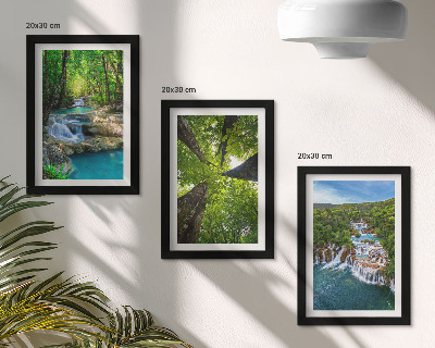 Conjunto de molduras com imagens Cachoeiras em uma floresta verde com água cristalina