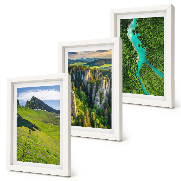 Tríptico com moldura Paisagens montanhosas verdejantes com um rio e rochas.