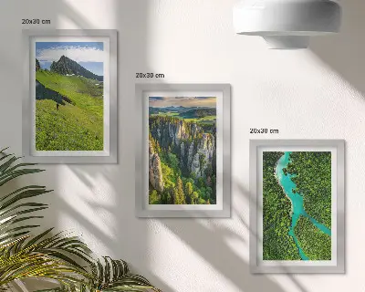 Tríptico com moldura paisagens montanhosas verdejantes com rio e rochas