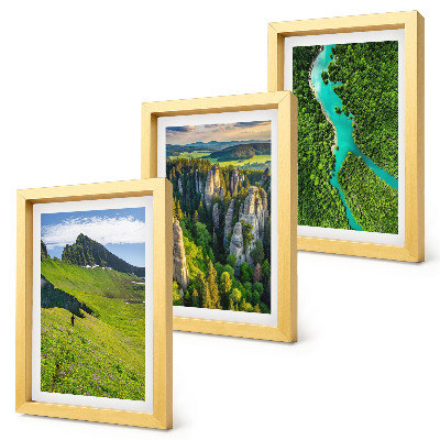 Tríptico com moldura Paisagens montanhosas verdejantes com um rio e rochas.