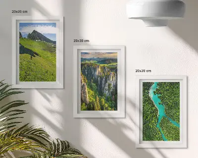 Tríptico com moldura paisagens montanhosas verdejantes com rio e rochas