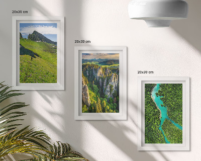 Tríptico com moldura Paisagens montanhosas verdejantes com um rio e rochas.