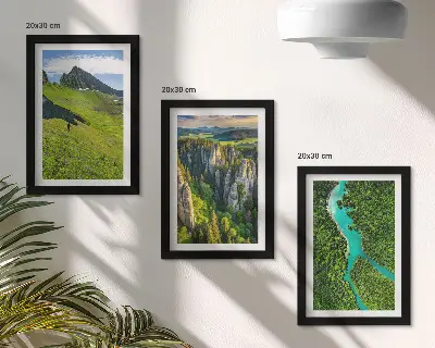 Tríptico com moldura paisagens montanhosas verdejantes com rio e rochas