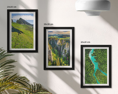 Tríptico com moldura Paisagens montanhosas verdejantes com um rio e rochas.